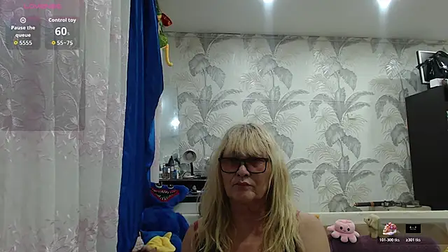 Snapshot of CamDiva113 chatting on 11.10.25 CamDiva113 online show from 11.10.25