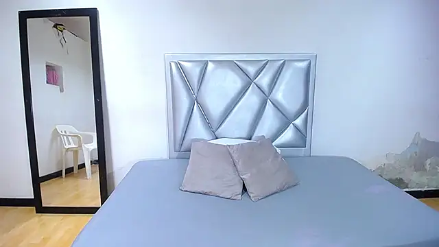 Snapshot of exotic_karmella chatting on 02.18.25 exotic karmella online show from 02.18.25