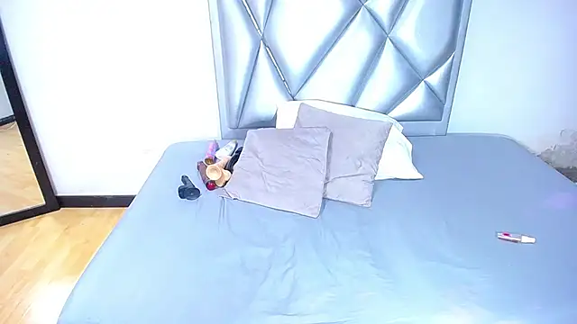 Snapshot of exotic_karmella chatting on 02.19.25 exotic karmella online show from 02.19.25