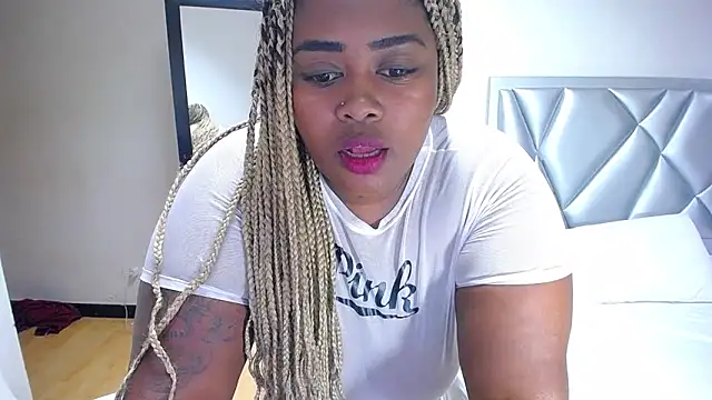 Snapshot of exotic_karmella chatting on 03.18.25 exotic karmella online show from 03.18.25