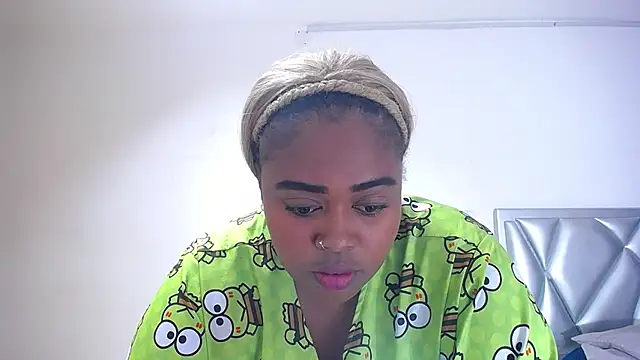 Snapshot of exotic_karmella chatting on 11.20.25 exotic karmella online show from 11.20.25