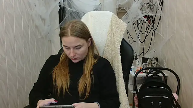 ElenaMaeer online show from 10.28.25