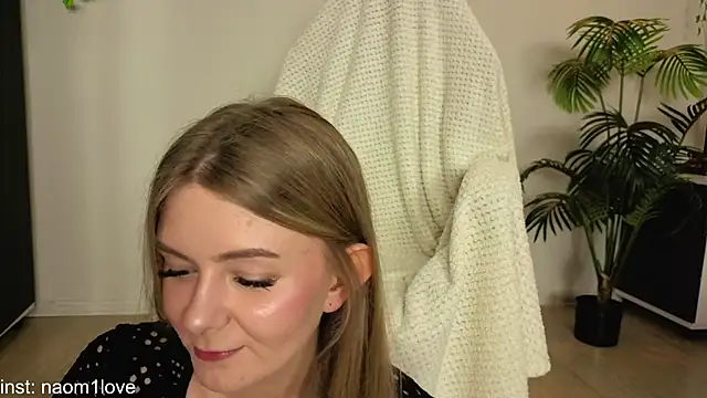 Naomi Girly online show from 11.19.25