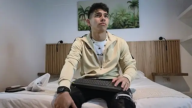 Snapshot of andrew_rose_ chatting on 10.24.25 andrew rose online show from 10.24.25