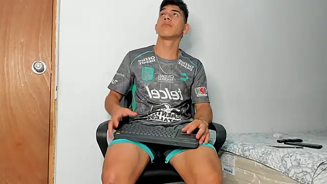 Snapshot of andrew_rose_ chatting on 11.15.25 andrew rose online show from 11.15.25