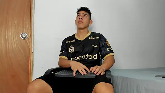 Snapshot of andrew_rose_ chatting on 11.20.25 andrew rose online show from 11.20.25