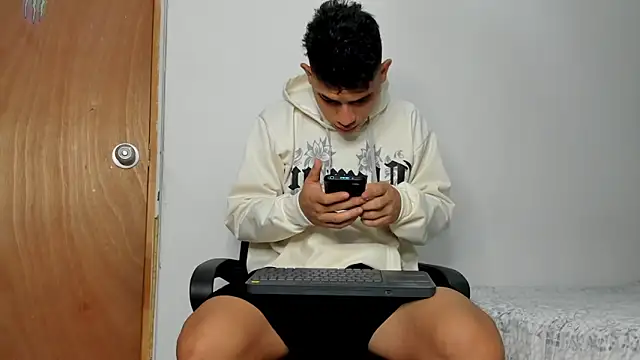 Snapshot of andrew_rose_ chatting on 11.24.25 andrew rose online show from 11.24.25