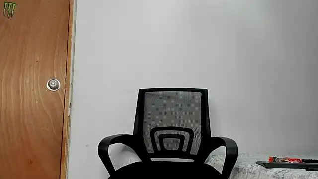 Snapshot of andrew_rose_ chatting on 11.28.25 andrew rose online show from 11.28.25