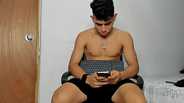 Snapshot of andrew_rose_ chatting on 12.13.25 andrew rose online show from 12.13.25