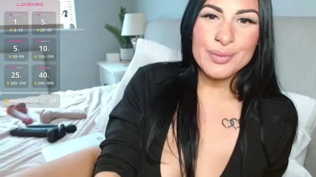 Snapshot of Layla_UK chatting on 10.15.25 Layla UK online show from 10.15.25