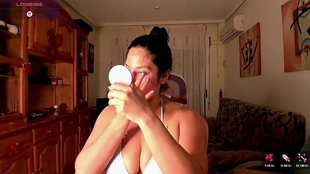 Snapshot of bella_apont chatting on 03.21.25 bella apont online show from 03.21.25