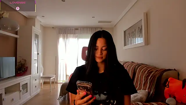 Snapshot of bella_apont chatting on 10.13.25 bella apont online show from 10.13.25