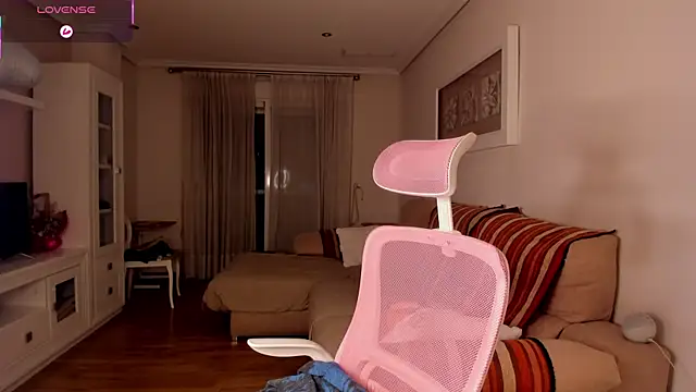 Snapshot of bella_apont chatting on 10.27.25 bella apont online show from 10.27.25