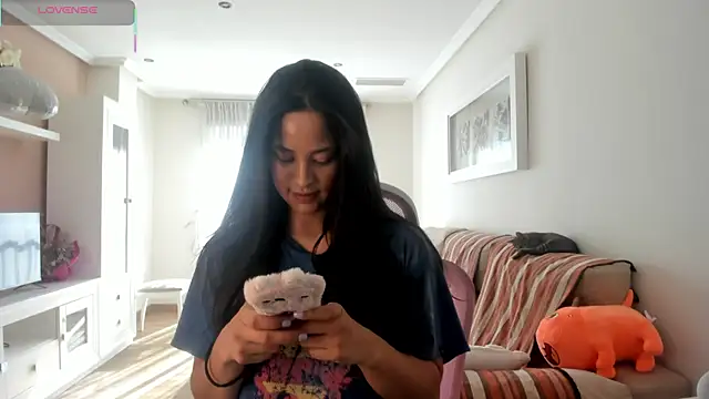 Snapshot of bella_apont chatting on 11.17.25 bella apont online show from 11.17.25