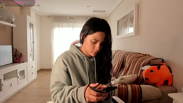 Snapshot of bella_apont chatting on 11.24.25 bella apont online show from 11.24.25