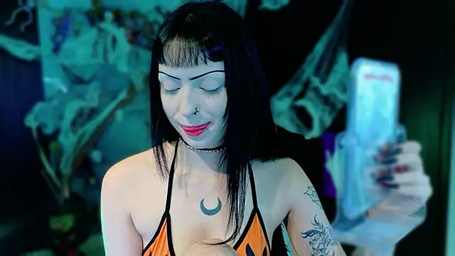 Snapshot of Madison_Jackson chatting on 10.28.25 Madison Jackson online show from 10.28.25