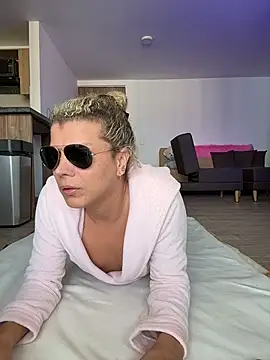 Snapshot of Georgiafox chatting on 12.21.25 Georgiafox online show from 12.21.25