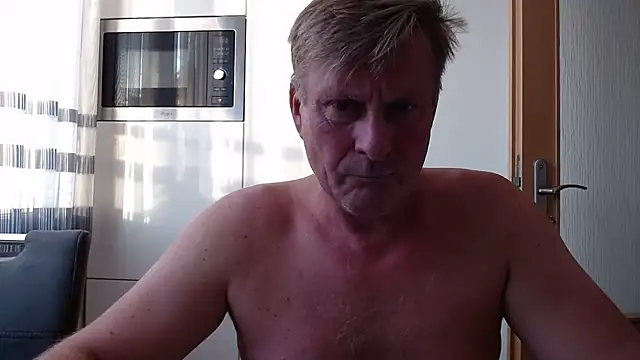 Snapshot of johnnym1 chatting on 10.20.25 johnnym1 online show from 10.20.25