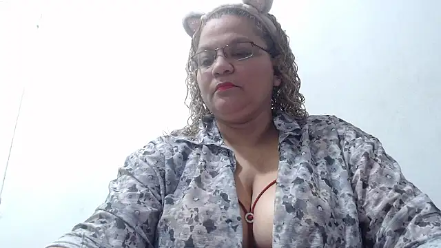 Snapshot of mademooms chatting on 11.26.25 mademooms online show from 11.26.25