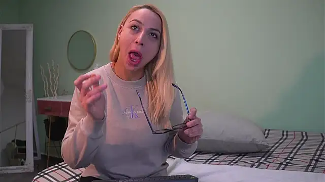 Snapshot of CelineConner chatting on 01.21.25 CelineConner online show from 01.21.25