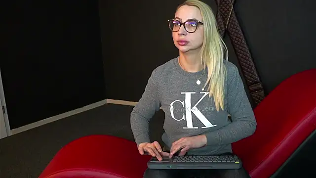 Snapshot of CelineConner chatting on 02.11.25 CelineConner online show from 02.11.25