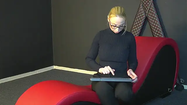 Snapshot of CelineConner chatting on 03.10.25 CelineConner online show from 03.10.25