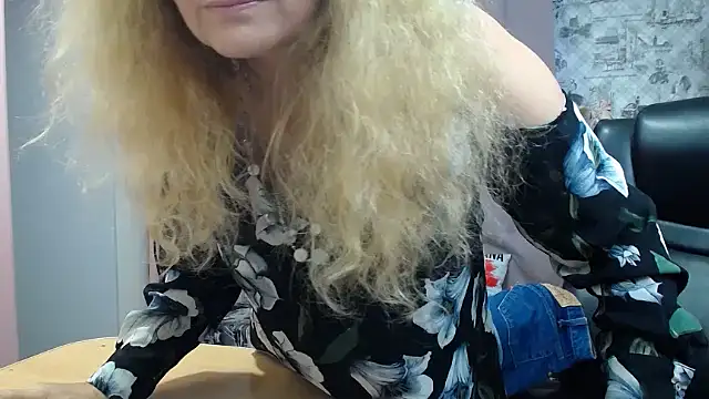 Helen1974 online show from 10.18.25