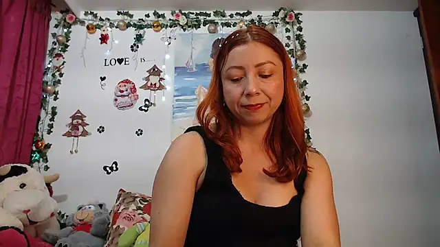 Snapshot of malusexy33 chatting on 12.28.24 malusexy33 online show from 12.28.24
