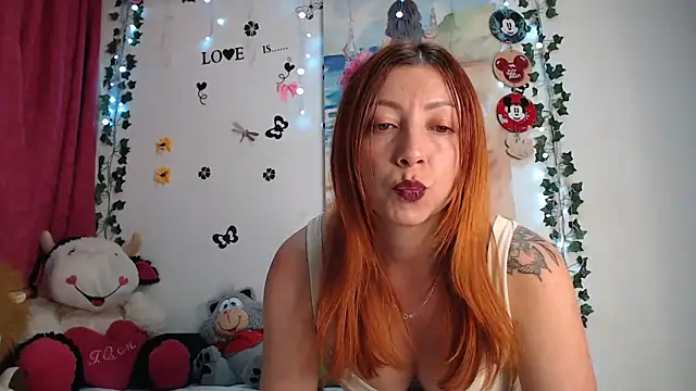 Snapshot of malusexy33 chatting on 02.25.25 malusexy33 online show from 02.25.25