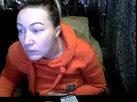 wLESLYMOSw online show from 02.10.26