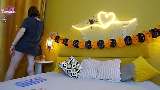 Snapshot of lessysweety chatting on 10.23.25 lessysweety online show from 10.23.25