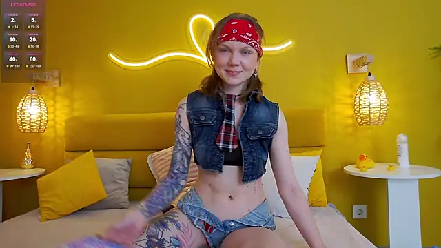 Snapshot of lessysweety chatting on 11.14.25 lessysweety online show from 11.14.25