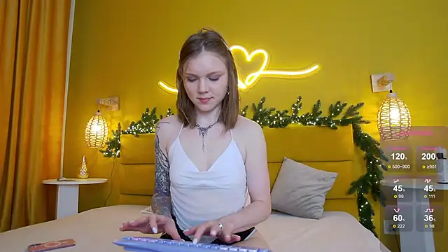 Snapshot of lessysweety chatting on 11.28.25 lessysweety online show from 11.28.25