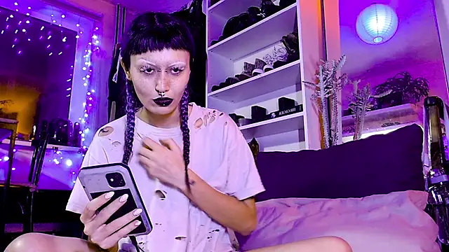 Snapshot of god_x_girl chatting on 12.21.24 god x girl online show from 12.21.24