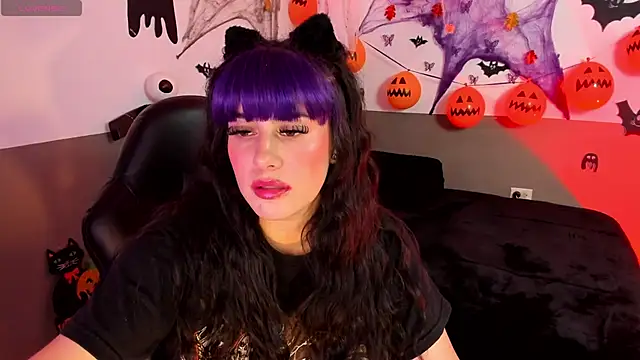 Snapshot of Missmonserrat chatting on 10.22.25 Missmonserrat online show from 10.22.25