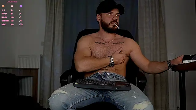 Snapshot of juliusmasters chatting on 10.27.25 juliusmasters online show from 10.27.25