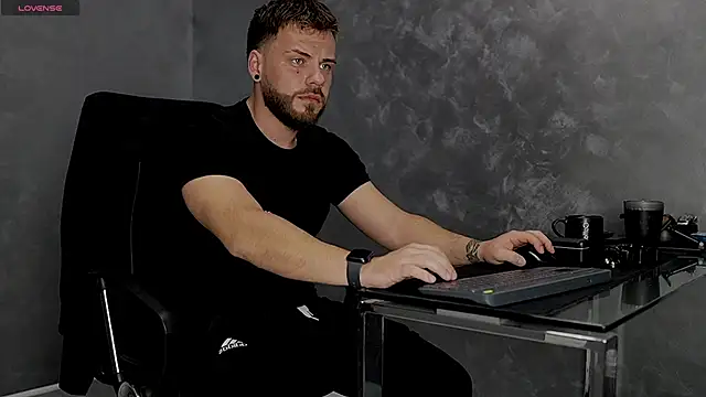 Snapshot of juliusmasters chatting on 11.11.25 juliusmasters online show from 11.11.25