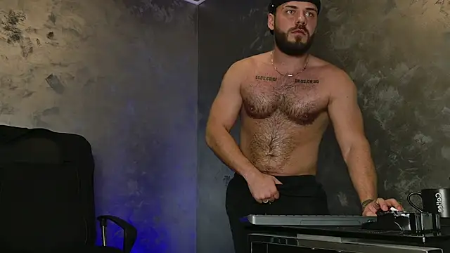 Snapshot of juliusmasters chatting on 11.21.25 juliusmasters online show from 11.21.25