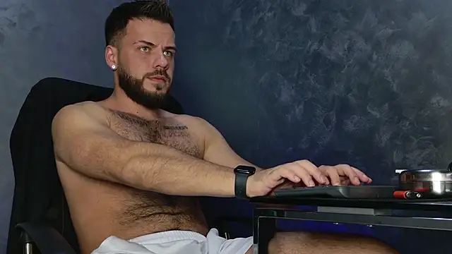 Snapshot of juliusmasters chatting on 12.05.25 juliusmasters online show from 12.05.25