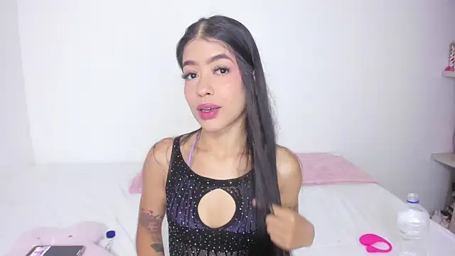 Snapshot of analia_collins chatting on 10.01.25 analia collins online show from 10.01.25