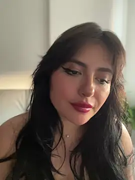 Snapshot of sukhakunis1 chatting on 12.31.24 sukhakunis1 online show from 12.31.24
