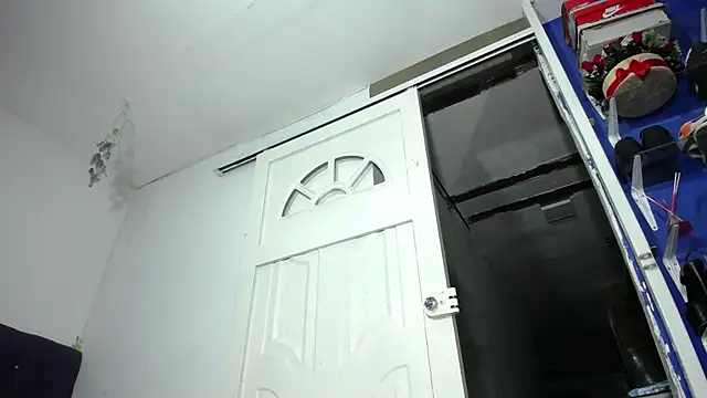 Squirter pussybomb online show from 05.12.26