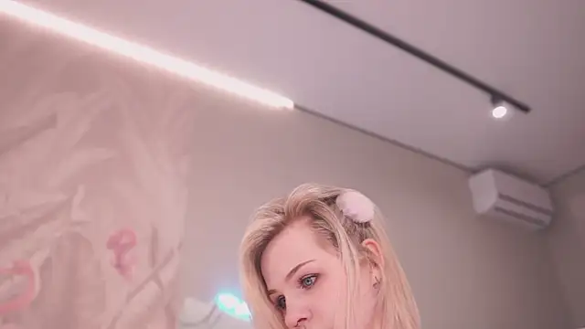 Snapshot of NinaMint chatting on 09.30.25 NinaMint online show from 09.30.25