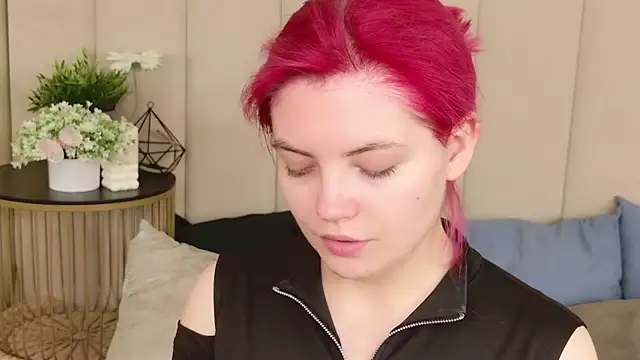 Snapshot of Lisa_Adam chatting on 12.04.25 Lisa Adam online show from 12.04.25