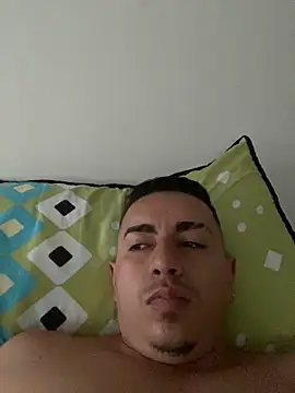 Snapshot of DanielGomez9 chatting on 01.01.25 DanielGomez9 online show from 01.01.25