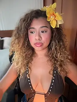 Snapshot of LEONCITA_ chatting on 06.19.26 LEONCITA online show from 06.19.26
