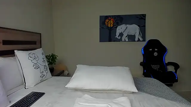 Snapshot of Renee-18 chatting on 11.16.25 Renee-18 online show from 11.16.25