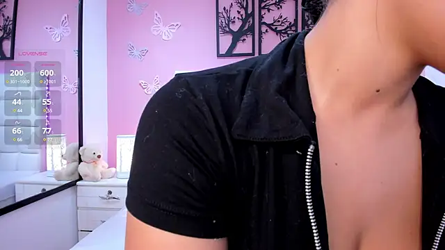 Snapshot of Emily_roux chatting on 01.10.25 Emily roux online show from 01.10.25