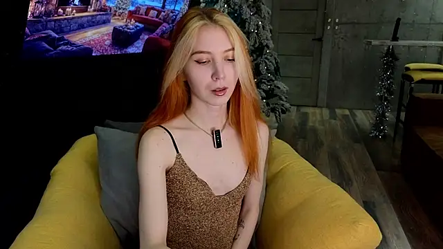 Snapshot of izi-fox chatting on 12.08.24 izi-fox online show from 12.08.24