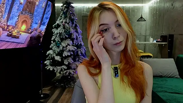 Snapshot of izi-fox chatting on 12.19.24 izi-fox online show from 12.19.24